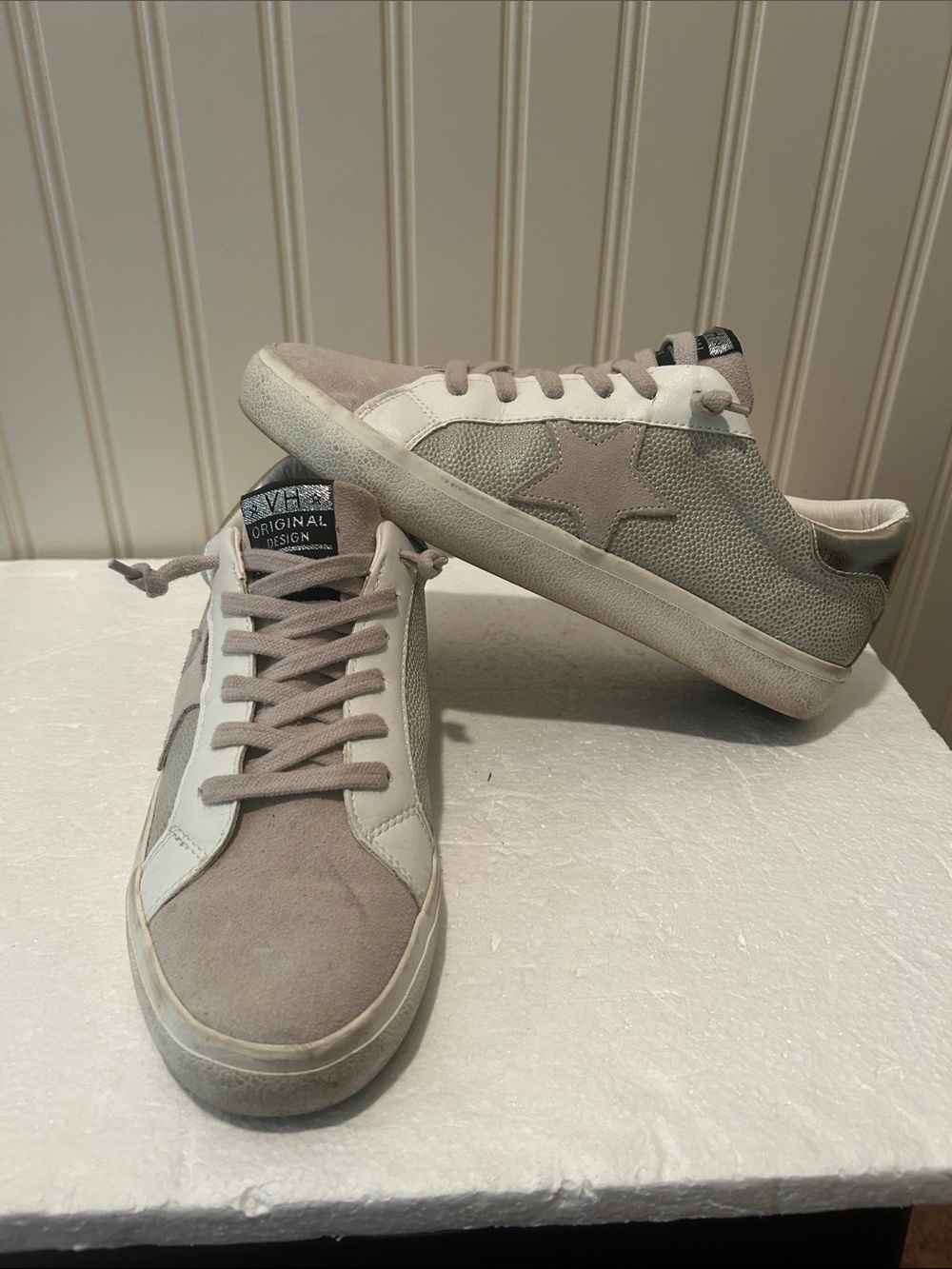 Vintage Havana Flair Silver Multi distressed Low-Top LaceUp Sneakers size 8.5